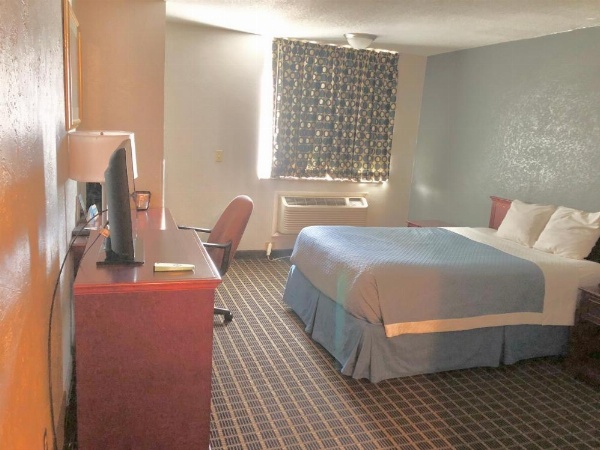 Days Inn by Wyndham West Des Moines image 12