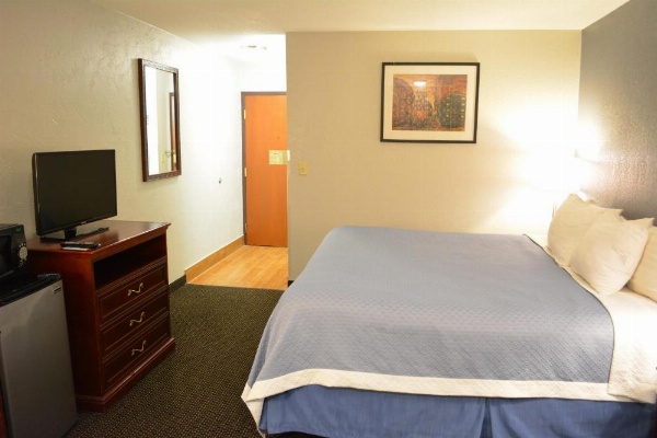 Days Inn by Wyndham West Des Moines image 21