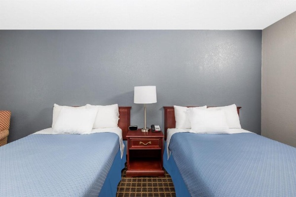 Days Inn by Wyndham West Des Moines image 26