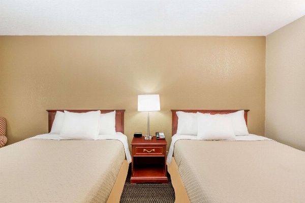 Days Inn by Wyndham West Des Moines image 4