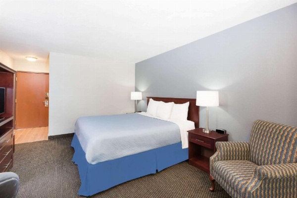 Days Inn by Wyndham West Des Moines image 9